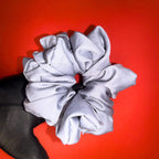 Scrunchie Oversized šedá od Hecatoo™ – ručně šitá gumička do vlasů ze 100% bavlněného saténu. Maximální objem pro každodenní i slavnostní účes, vyrobená v české dílně.
