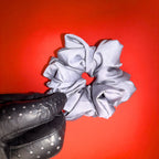 Detail šedé Scrunchie Oversized Hecatoo™ – maximální objem z bavlněného saténu certifikovaného Öko-Tex Standard 100 tř. I. Tajný styling trik pro každý outfit a každou příležitost.