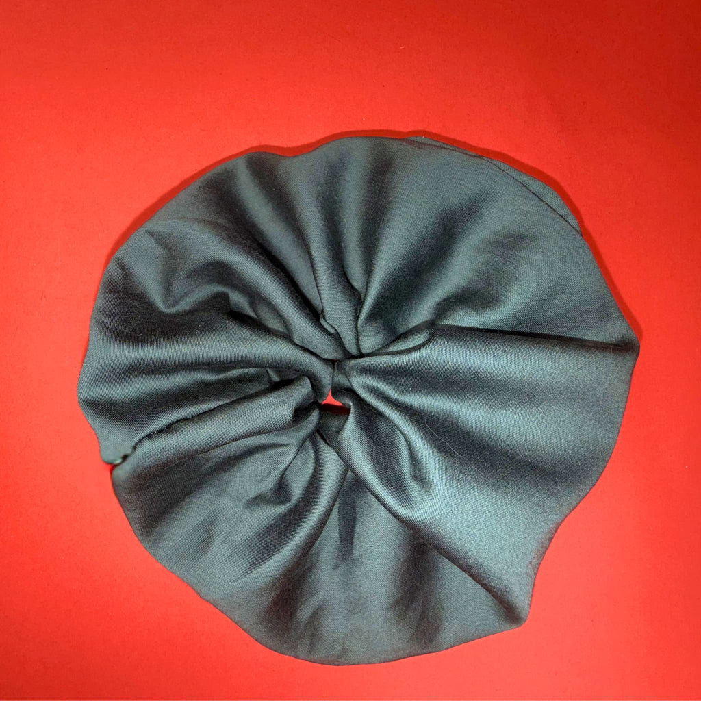 Smaragdová Scrunchie Oversized Hecatoo – luxusní oversized gumička do vlasů z bavlněného saténu, česká výroba.