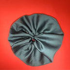 Smaragdová Scrunchie Oversized Hecatoo – luxusní oversized gumička do vlasů z bavlněného saténu, česká výroba.