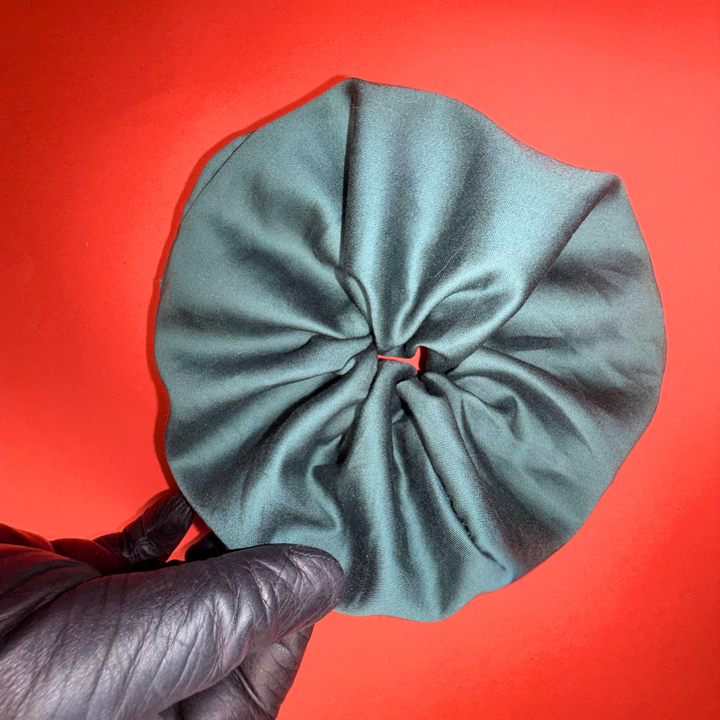 Smaragdová Scrunchie Oversized Hecatoo – handmade scrunchie z bavlněného saténu, ručně šitá v české dílně.