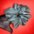 Detail smaragdové Scrunchie Oversized od Hecatoo™ – maximální objem z bavlněného saténu certifikovaného Öko-Tex Standard 100 tř. I. Smaragdová barva která nikdy nevyjde z módy.