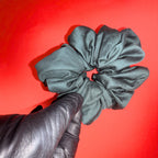 Smaragdová Scrunchie Oversized Hecatoo™ v ruce – odvážná kombinace maximálního objemu a královské barvy. Handmade gumička ze 100% bavlněného saténu, bez polyesteru, vyrobená v ČR.