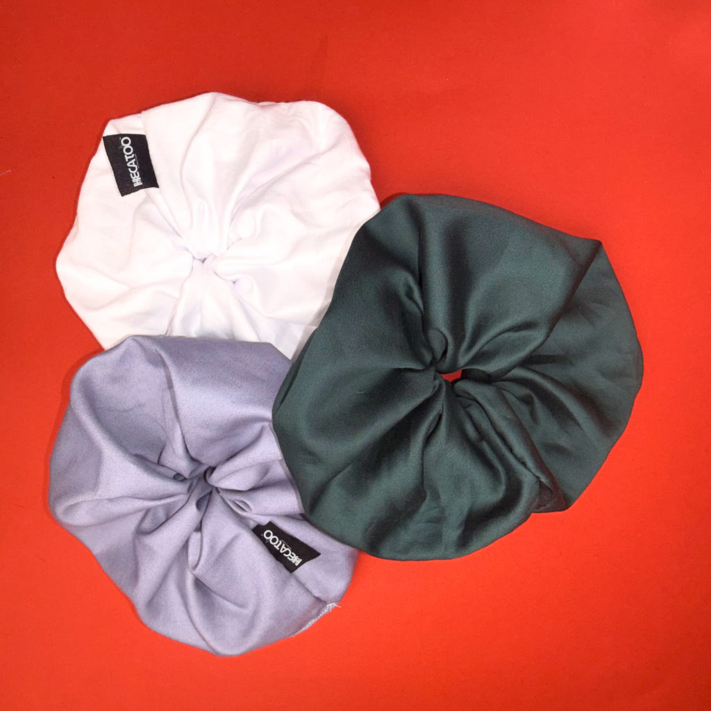 Kolekce Scrunchie Oversized Smooth od Hecatoo™ – bílá, šedá a smaragdová. Ručně šité gumičky do vlasů ze 100% bavlněného saténu s elegantním jemným řasením, bez polyesteru, vyrobené v české dílně.