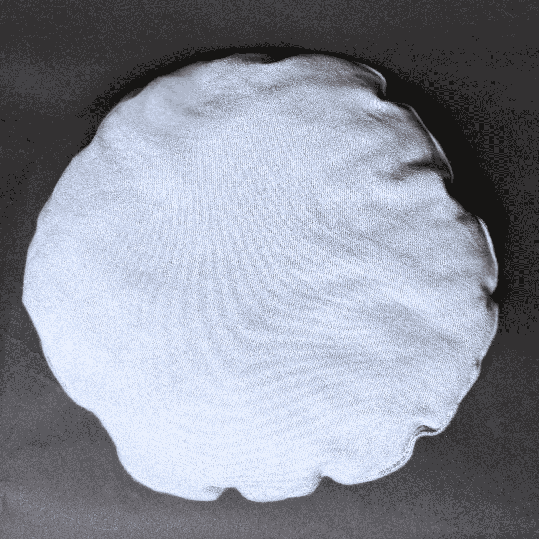 Šedý ručně šitý bavlněný polštář Ø 40 cm