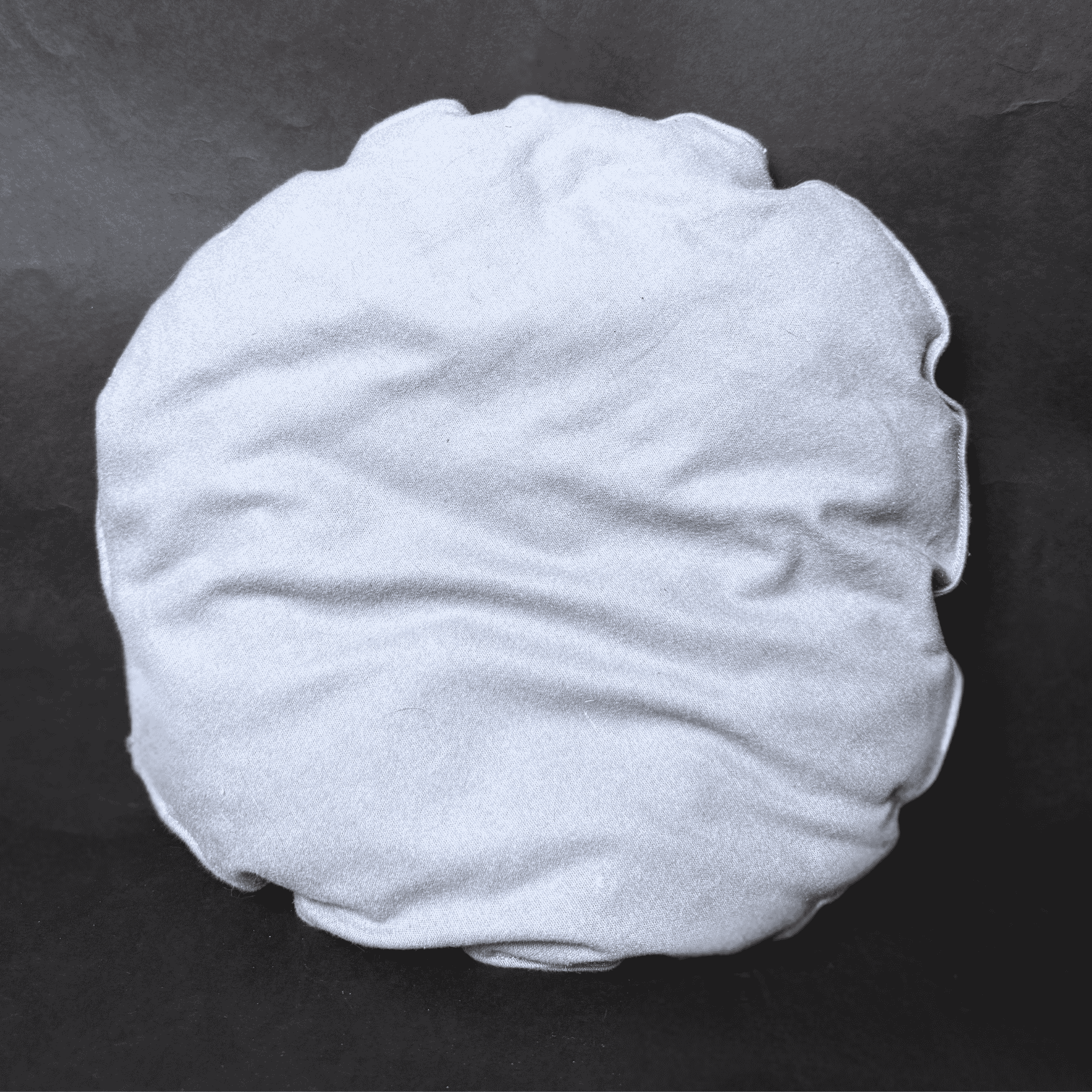 Šedý ručně šitý bavlněný polštář Ø 40 cm