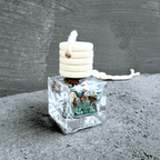 Detailní pohled na talisman Hecatoo pro kreativitu z minerálů lapis lazuli, aventurínu, labradoritu a ametystu ve skleněné lahvičce s dřevěným víčkem.