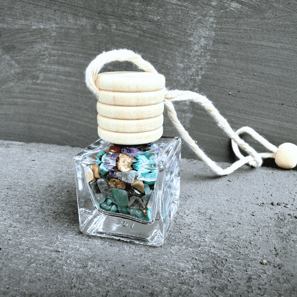 Talisman Hecatoo pro kreativitu z minerálů lapis lazuli, aventurínu, labradoritu a ametystu v elegantní skleněné lahvičce.
