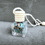 Talisman Hecatoo pro kreativitu z minerálů lapis lazuli, aventurínu, labradoritu a ametystu v elegantní skleněné lahvičce.