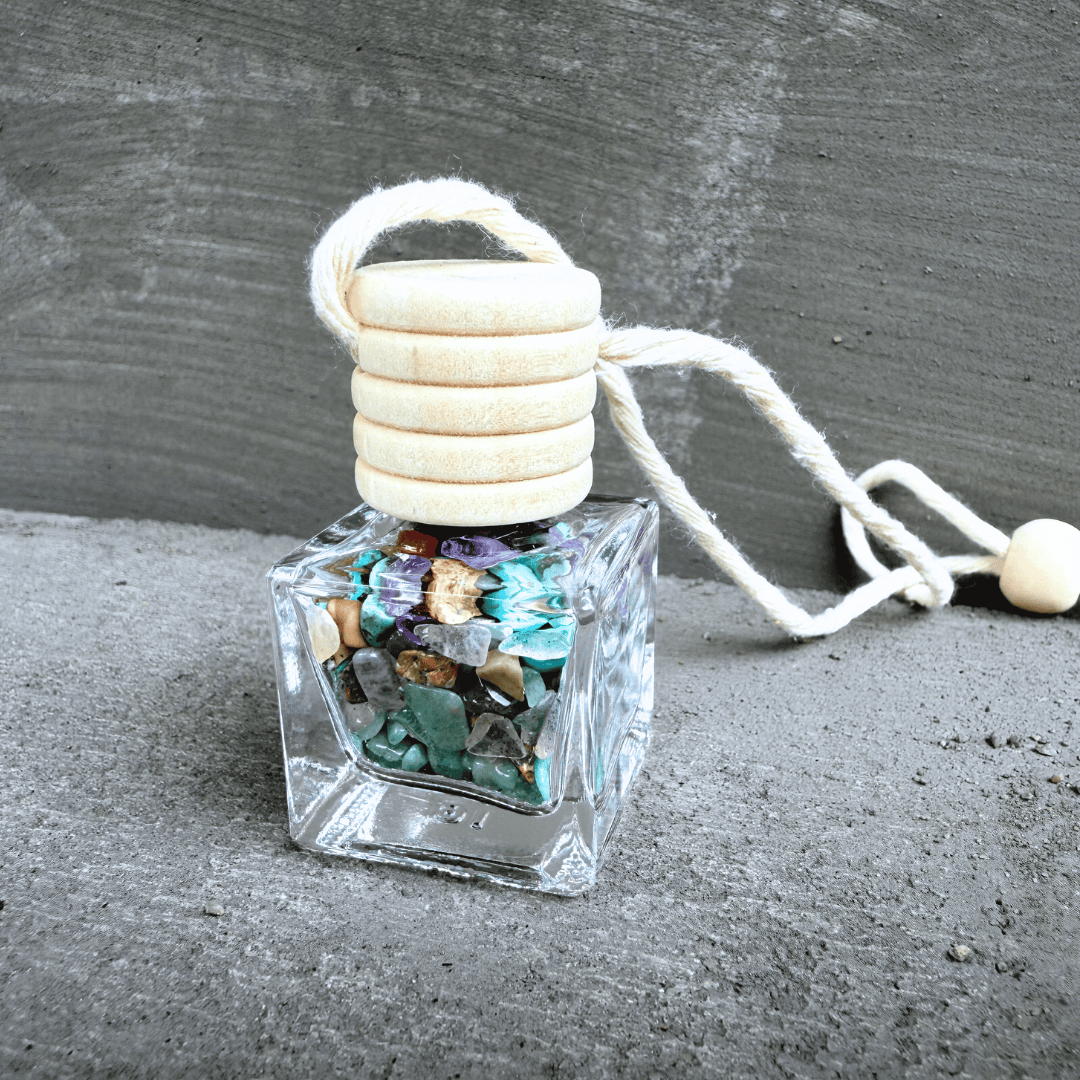 Talisman Hecatoo pro kreativitu z minerálů lapis lazuli, aventurínu, labradoritu a ametystu v elegantní skleněné lahvičce.