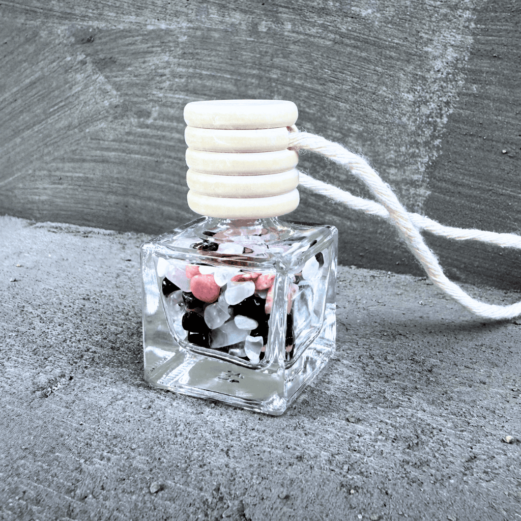 Talisman Hecatoo Láska z granátu, růženínu, ametystu, měsíčního kamene a rodonitu ve skleněné lahvičce s dřevěným víčkem, symbolizující lásku a harmonii.