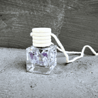 Talisman Hecatoo Lunaria z měsíčního kamene, labradoritu, křišťálu, ametystu a selenitu ve skleněné lahvičce s dřevěným víčkem, symbolizující klid a ženskou energii.