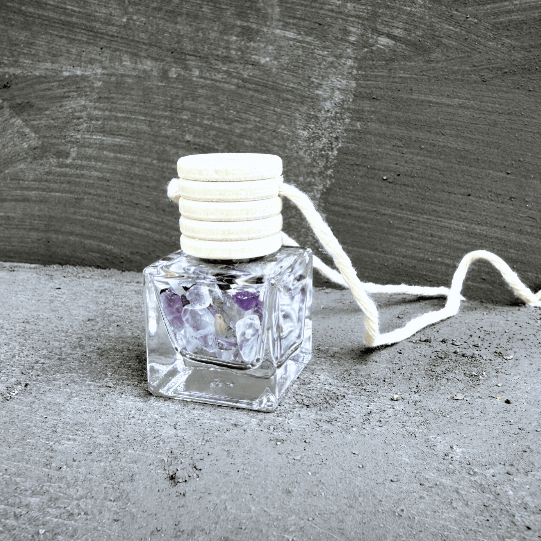 Talisman Hecatoo Lunaria z měsíčního kamene, labradoritu, křišťálu, ametystu a selenitu ve skleněné lahvičce s dřevěným víčkem, symbolizující klid a ženskou energii.