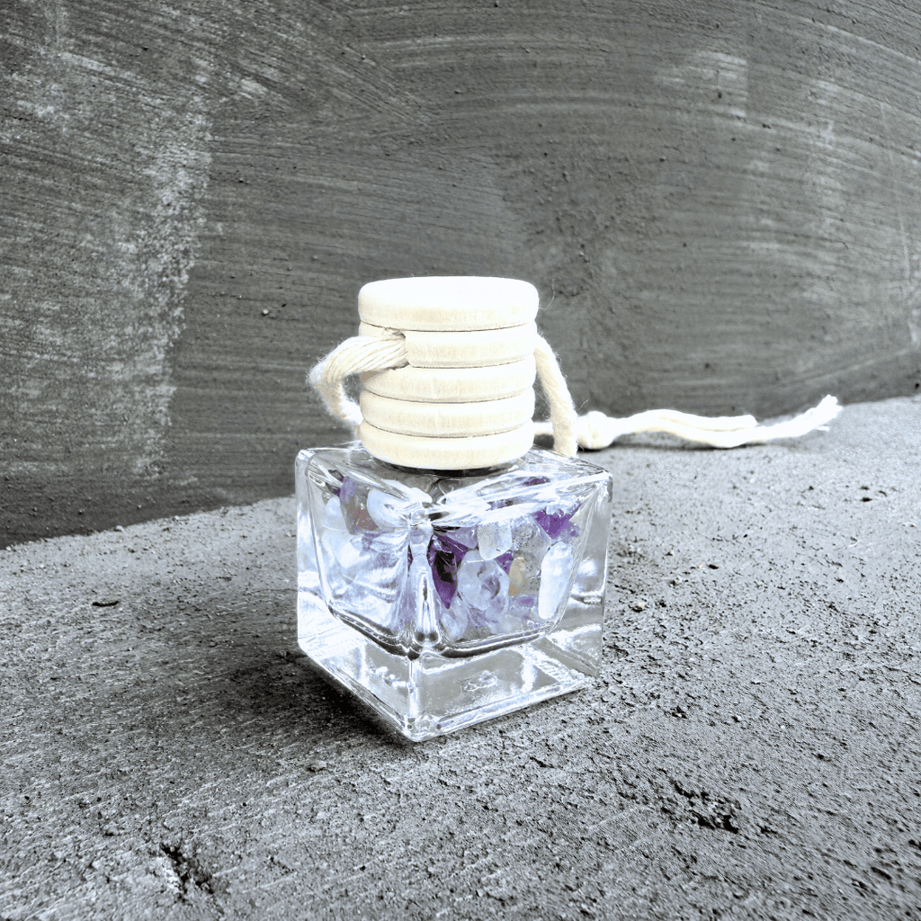 Ručně tvořený talisman Hecatoo Lunaria přináší harmonii, klid a propojení s intuicí. Kombinace měsíčního kamene, labradoritu, křišťálu, ametystu a selenitu podporuje vnitřní rovnováhu a jemnou měsíční energii.