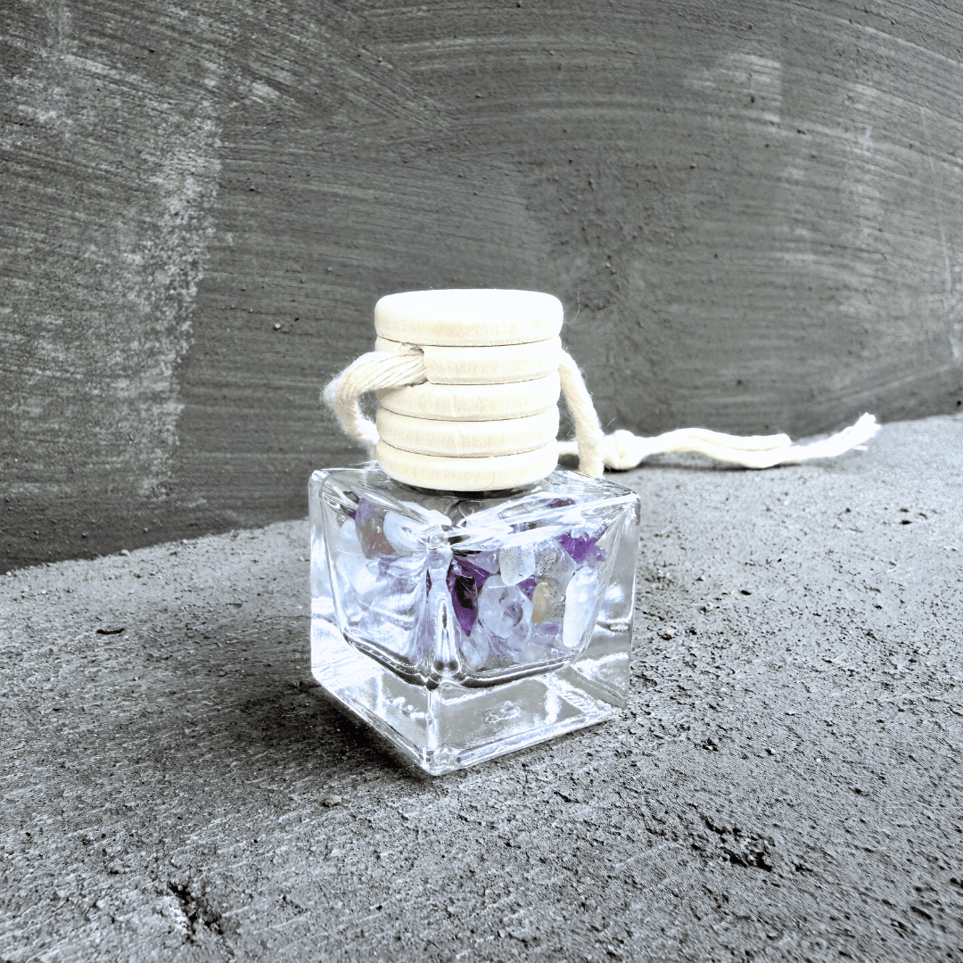 Ručně tvořený talisman Hecatoo Lunaria přináší harmonii, klid a propojení s intuicí. Kombinace měsíčního kamene, labradoritu, křišťálu, ametystu a selenitu podporuje vnitřní rovnováhu a jemnou měsíční energii.