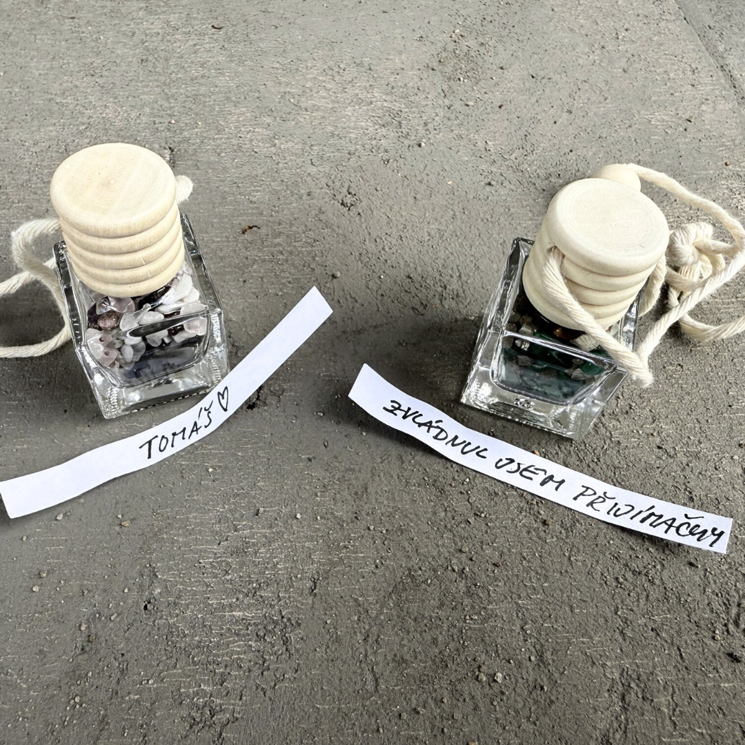 Dva talismany s minerálními kameny s přáníčky – osobní dárky připravené k manifestaci