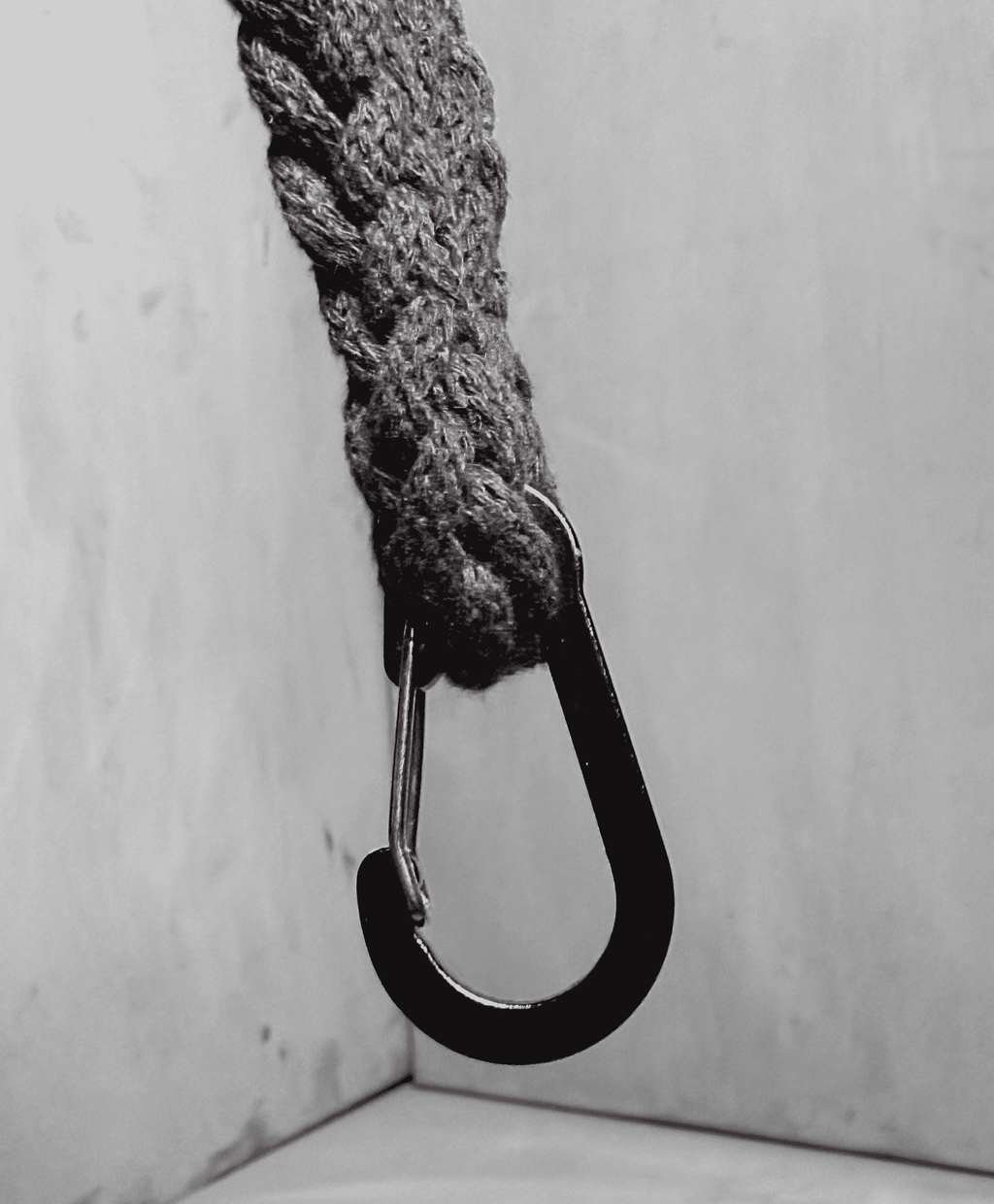 Tmavě hnědý ručně háčkovaný obal na lahev Hecatoo™ HUGG