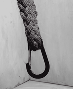 Tmavě hnědý ručně háčkovaný obal na lahev Hecatoo™ HUGG