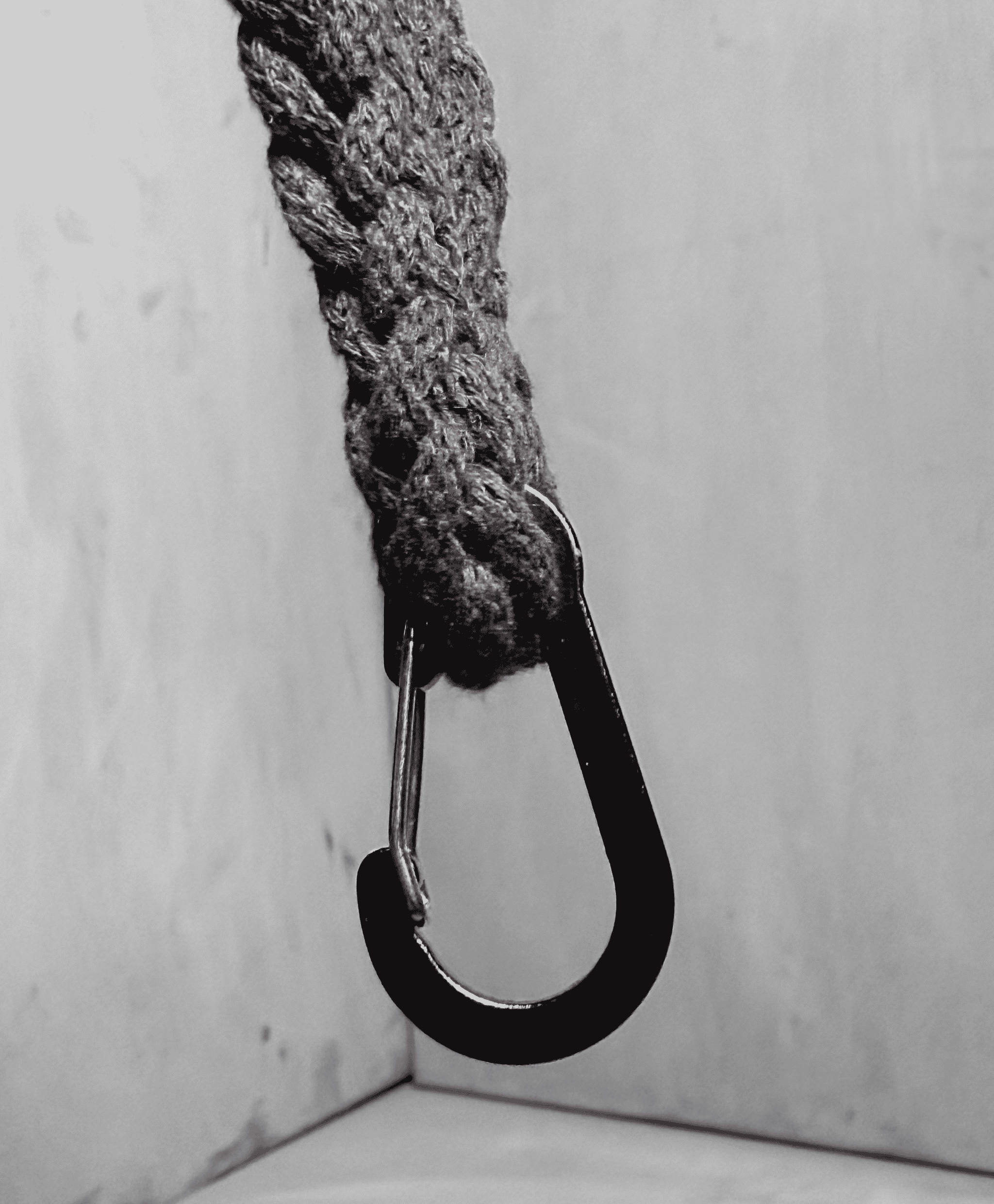 Tmavě hnědý ručně háčkovaný obal na lahev Hecatoo™ HUGG