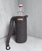 Tmavě hnědý ručně háčkovaný obal na lahev Hecatoo™ HUGG