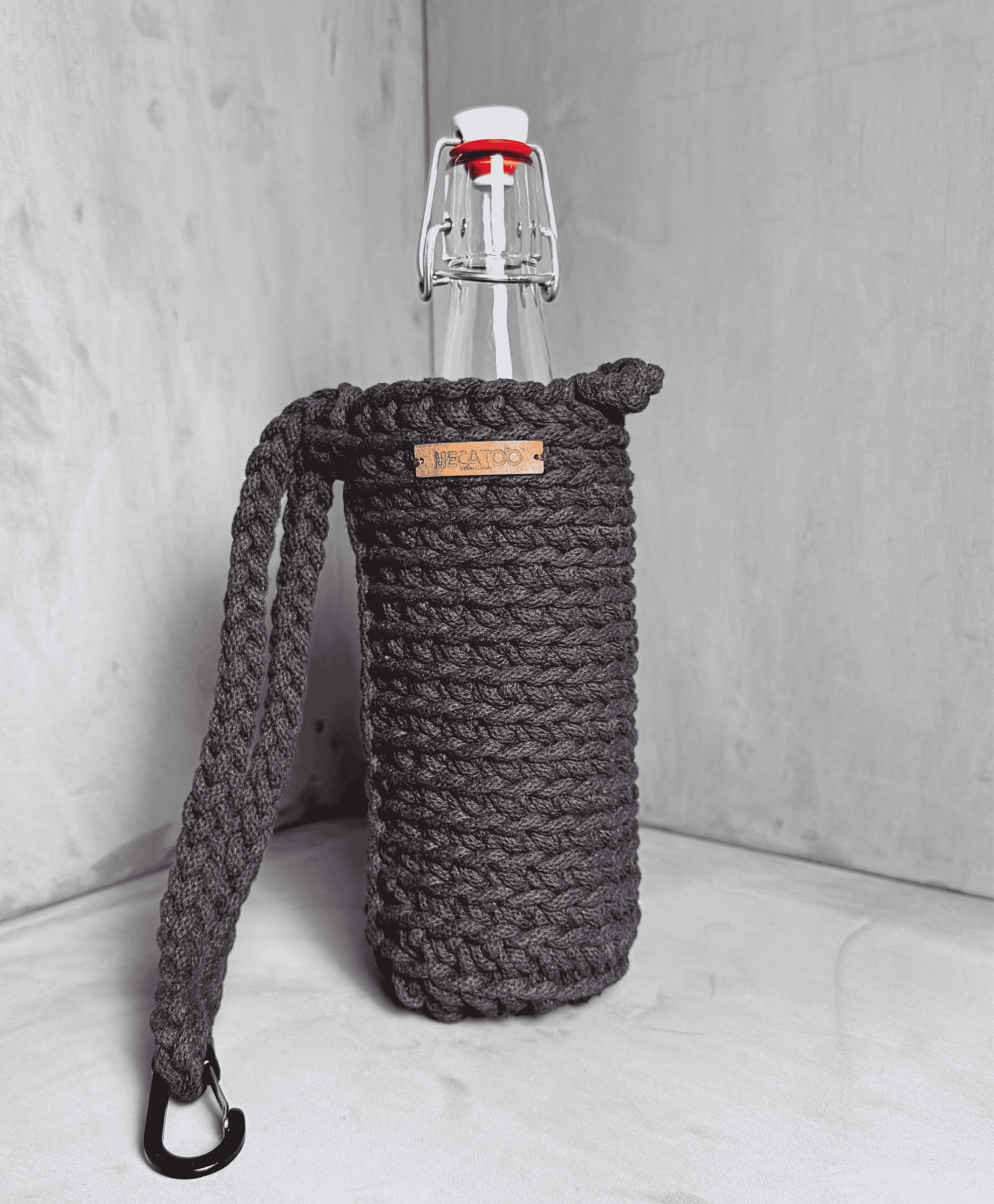 Tmavě hnědý ručně háčkovaný obal na lahev Hecatoo™ HUGG