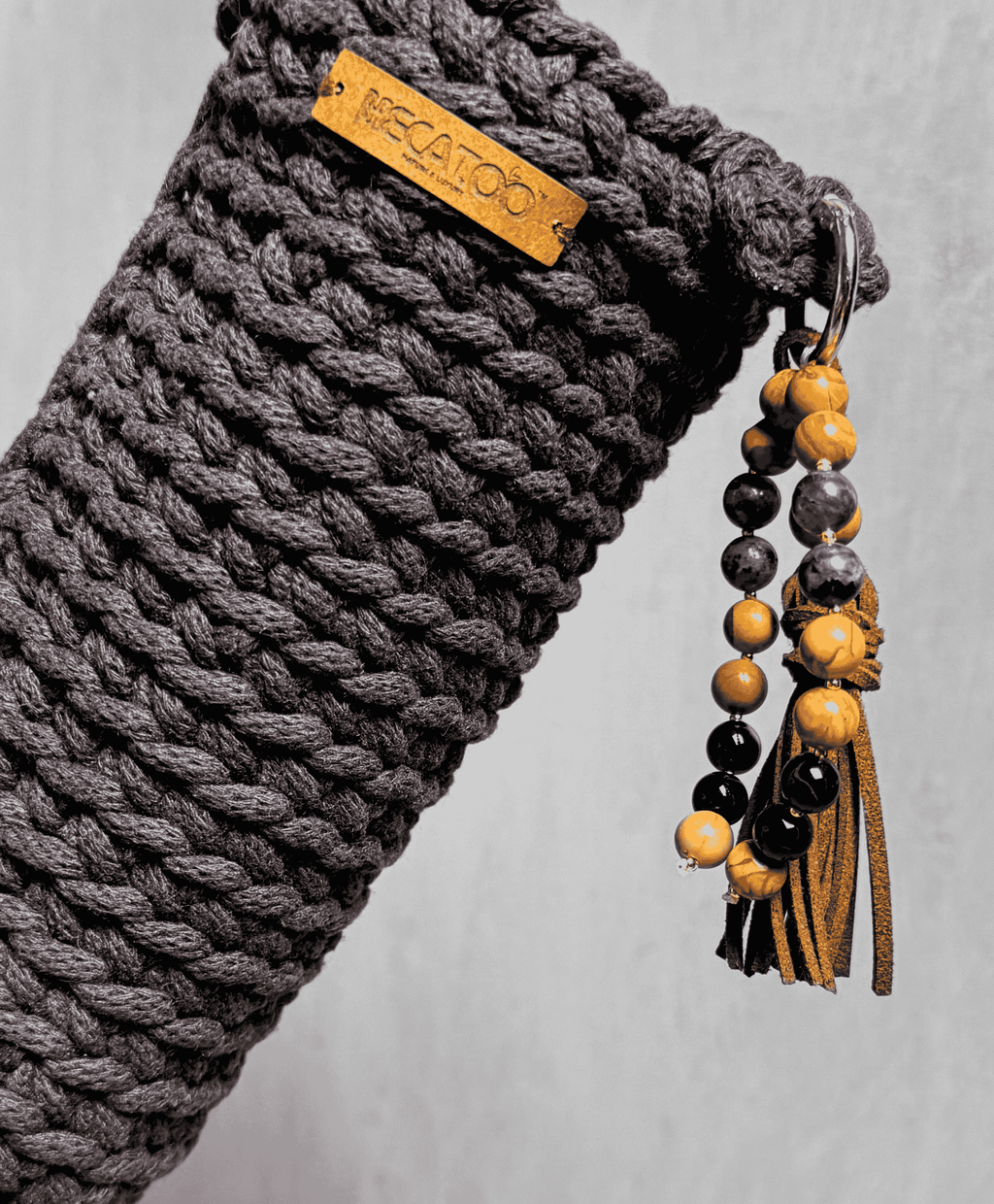 Tmavě hnědý ručně háčkovaný obal na lahev Hecatoo™ HUGG