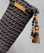 Tmavě hnědý ručně háčkovaný obal na lahev Hecatoo™ HUGG