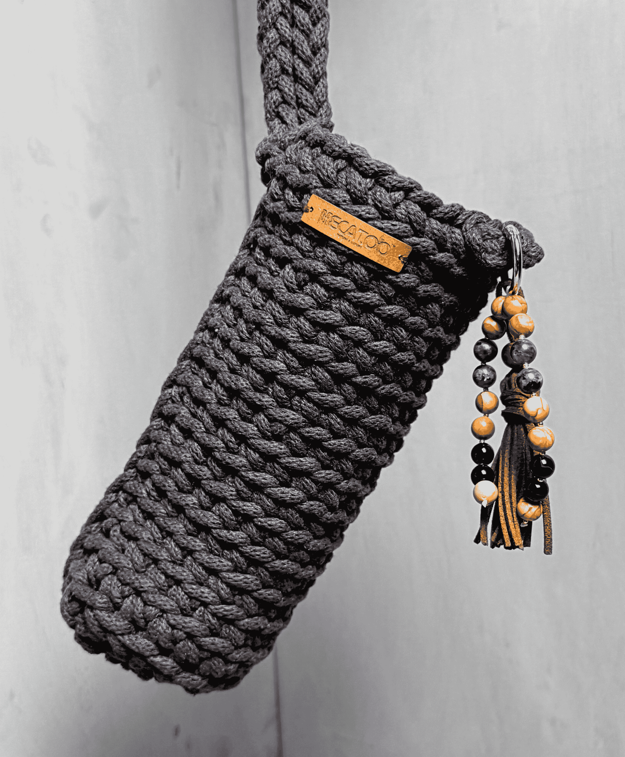 Tmavě hnědý ručně háčkovaný obal na lahev Hecatoo™ HUGG